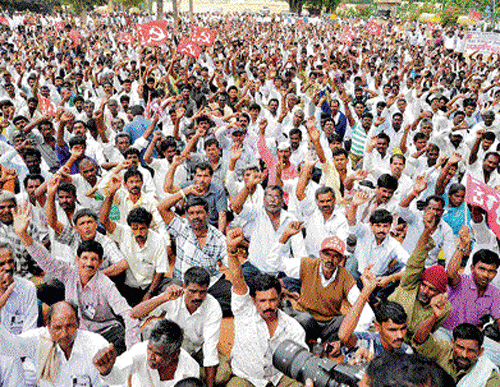 making a point: Gram Panchayat workers from across the State stage a protest in Bangalore on Tuesday, against the delay in payment of their wages. dh photo