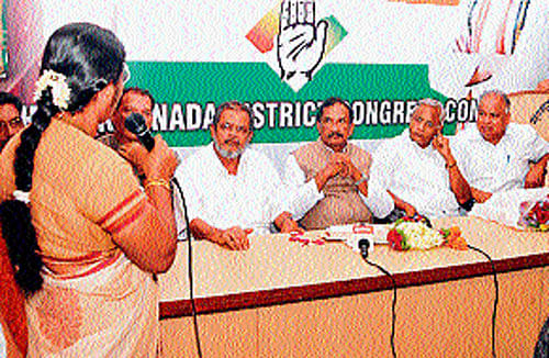 Congress leader Mamatha Gatti places the problems of the City before Home Minister K&#8200;J&#8200;George as MLA&#8200;J&#8200;R&#8200;Lobo among others look on, at District Congress Office in Mangalore on Wednesday. DH photo
