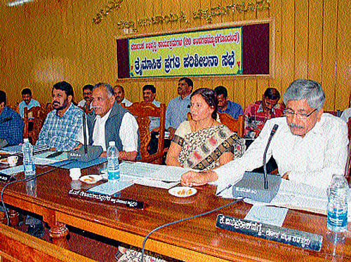 District-in-Charge Minister K Abhayachandra Jain chairs a review meeting in Chikmagalur on Wednesday. DH&#8200;Photo