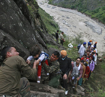 oldiers rescue stranded people after heavy rains in the Himalayan state of Uttarakhand June 18, 2013. India's monsoon rains could ease soon after hitting 89 percent over averages in the week to June 19, according to weather office sources, in a third straight week of downpours that have caused major flooding in north India. Picture taken June 18, 2013. REUTERS