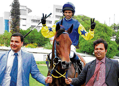 champ Neville R Devlaliwalla (left), joint owner of Alaindair and trainer Altamash Ahmed with jockey A Sandesh after the Colts Championship on Sunday. DH PHOTO