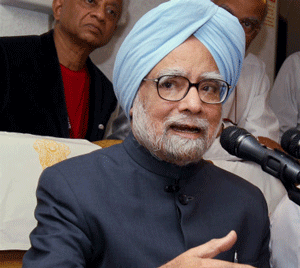 On board special aircraft : Prime Minister Manmohan Singh addresses a press conference on board his special aircraft while returning to Delhi on Friday after the end of his state visits of Thailand and Japan. PTI Photo