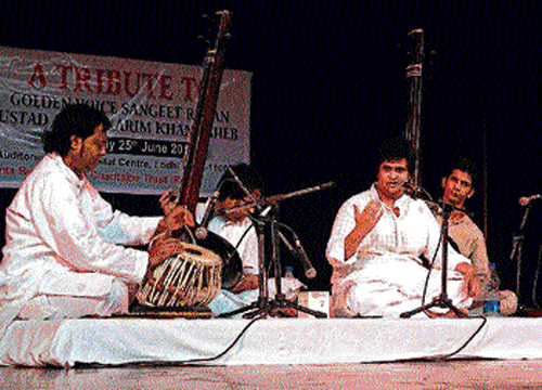 soulful Fareed Hasan belonging to Dilli gharana sang some beautiful khayal and thumri.
