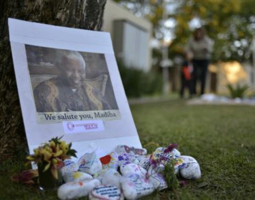Messages of support and flowers lie on the sidewalk outside the home of former South African President Nelson Mandela, in Houghton, Johannesburg, June 28, 2013. Reuters