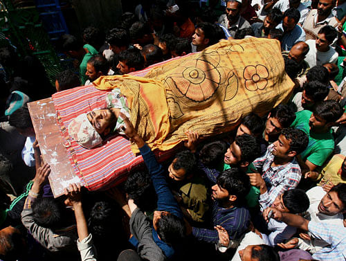 Kashmiri villagers carry the body of a shooting victim Irfan Nabi Gana during his funeral procession at Markondal, 30 kilometers north of Srinagar. (AP Photo)