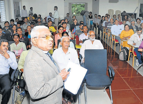 Environmentalist A&#8200;N&#8200;Yellappa&#8200;Reddy delivers a talk at Zoo in Mysore on Tuesday. Zoo Executive Director B&#8200;P&#8200;Ravi among others look on. dh photo
