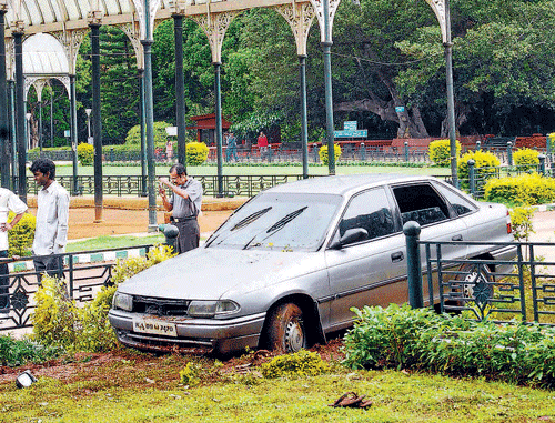 Stupefying: The car which rammed a garden railing near the Lalbagh Glass House on Saturday night.  kpn