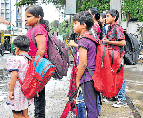 Carrying heavy schoolbags have had an adverse impact on children's health. DH photo