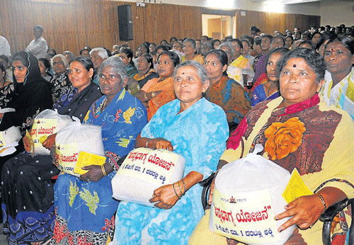 Beneficiaries of Anna Bhagya scheme during the launch of the programme in Mysore on Wednesday. DH PHOTO