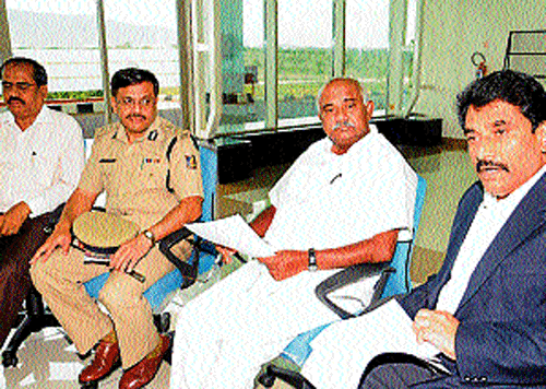 Still Mulling: (Left) MCC&#8200;Commissioner, P&#8200;G Ramesh, City police commissioner, M&#8200;A Saleem, MP A H Vishwanath and DC Ramegowda at a meeting held in Mysore on Saturday. DH PHOTO