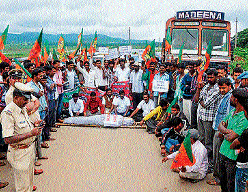BJP workers stage a road block at Basavanahalli Kere in Chikmagalur, on Saturday. dh photo