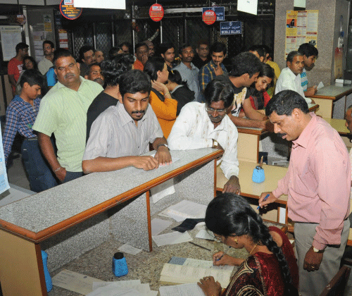 People queue up for sending telegrams in Bangalore on Sunday. DH Photo/ S K Dinesh