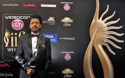 Actor  Shah Rukh Khan poses on the green carpet before the 14th annual International Indian Film Academy (IIFA) awards show in Macau July 6, 2013. REUTERS