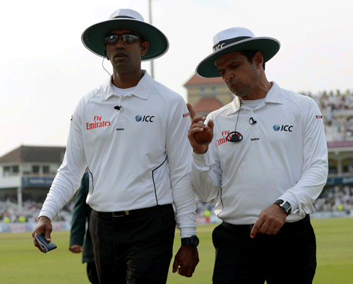 Umpires Kumar Dharmasena and Aleem Dar (R) leave the field after the third day of the first Ashes cricket test match between England and Australia at Trent Bridge cricket ground in Nottingham, England, July 12, 2013. REUTERS