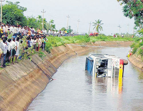 mishap: The private bus which fell into the Bhadra canal at Ekkanahalli village of Honnali taluk in Davangere district on Tuesday. DH Photo