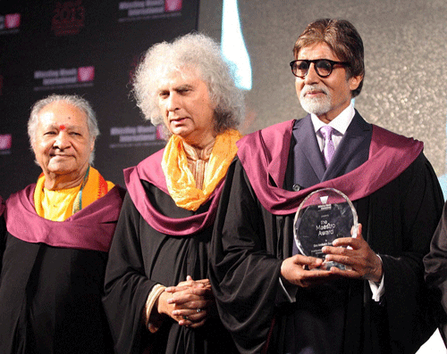 Bollywood actor Amitabh Bachchan, Pt.Shivkumar Sharma and Hariprshad Chaurasiya during a felicitation function in Mumbai on Wednesday.PTI Photo