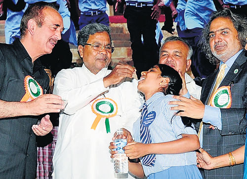 for healthy kids: Chief Minister Siddaramaiah, Ministers U T Khader and Ramalinga  Reddy at the launch of the weekly iron and folic acid supplementation programme in Bangalore on Wednesday. DH Photo