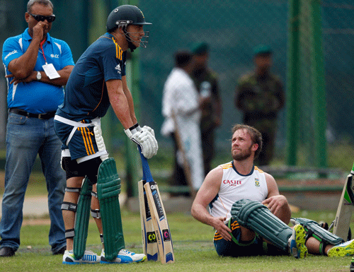 South Africa's captain AB de Villiers (R) talks with teammate Faf du Plessis (C) during a practice session ahead of their first One Day International (ODI) cricket match with Sri Lanka, in Colombo July 19, 2013.REUTERS