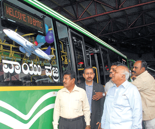 smooth ride: Transport Minister Ramalinga Reddy flags off Volvo Vayu Vajra bus services from Yashwantpura to the Kempe Gowda International Airport, on Saturday. BMTC Managing Director Anjum Parvez is also seen. dh photo