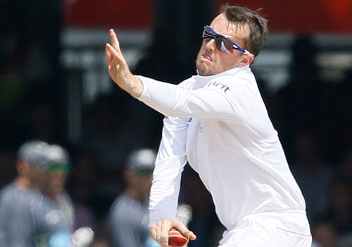 England's Graeme Swann bowls during day four of the second Ashes Test match held at Lord's cricket ground in London, Sunday, July 21, 2013. (AP Photo/Kirsty Wigglesworth)
