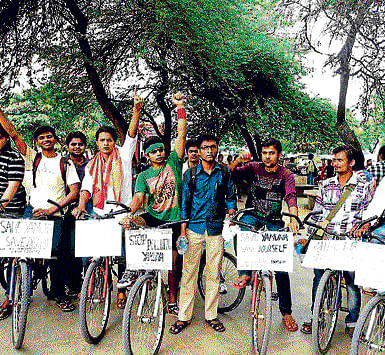 awareness Jazbaa group takes out a cycle rally to promote the cause of clean Yamuna.