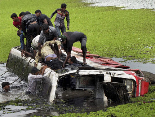 Rescuers pull out victims after a KSRTC bus fell into Vishnusamudra Lake near Belur, Hassan district, on Tuesday. PTI