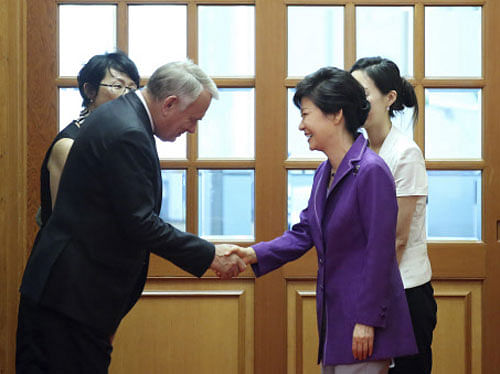South Korean President Park Geun-hye, right, shakes hands with French Prime Minister Jean-Marc Ayrault before their meeting at the presidential Blue House in Seoul, South Korea, Thursday, July 25, 2013. Ayrault arrived in Seoul Thursday for a day-long visit to boost bilateral cooperation. (AP Photo)
