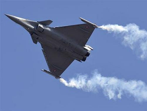 A Dassault Rafale combat aircraft, which has been selected by the Indian Air Force for purchase, performs during the inauguration ceremony of the ''Aero India 2013'' at Yelahanka air force station on the outskirts of Bangalore February 6, 2013. Reuters