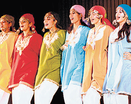charming : Kashmiri folk dance.