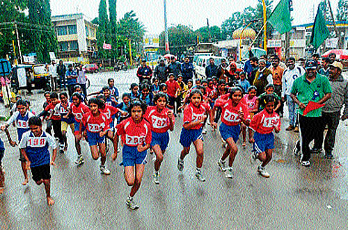 Students take part in a marathon in Chikmagalur on Sunday. dh photo