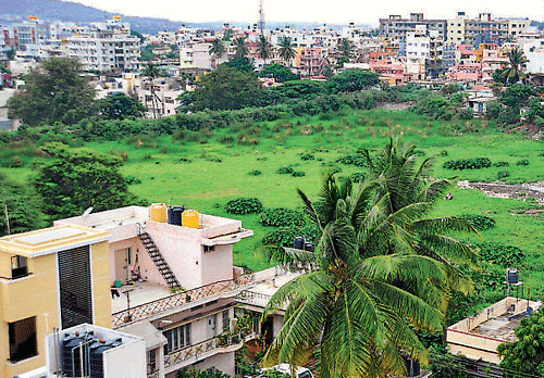 The polluted and encroached Gowdanapalya lake at  Samruddi Layout in Uttarahalli village. dh photo