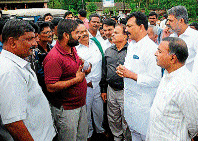 Congress leaders face anger of Niddodi residents