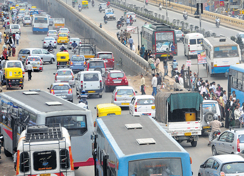 Haphazard traffic in KR Puram. DH Photo by Shivakumar BH