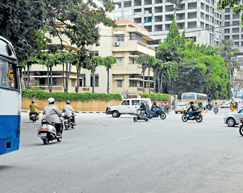 There is neither a policeman nor a traffic signal at Kalpana Circle. DH Photo by SK Dinesh