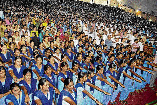Students and teachers take oath at a school against the  creation of separate Telangana, in Tirupati on Wednesday. PTI