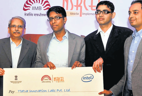 Infosys Co-Founder S Gopalakrishnan presents the 'Next Big Idea 2013', award to Ttatva Innovation Labs. DH Photo
