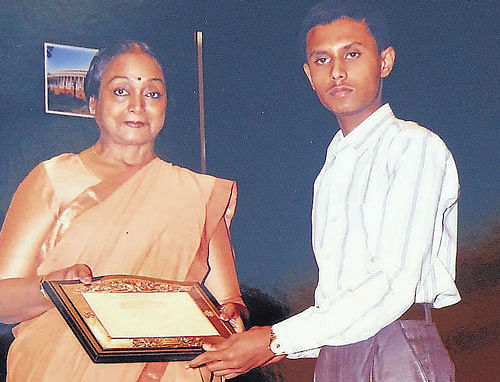 Lok Sabha speaker Meira Kumar awards Madhusudhan the prize he won at the national level essay contest. dh photo