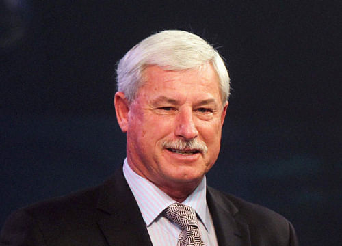 Former Cricketer Roger Binny gives memento to Sir Richard Hadlee during the 75th platinum jubillee celebration of Karnataka State Cricket Association in Bengaluru on Saturday night. PTI Photo