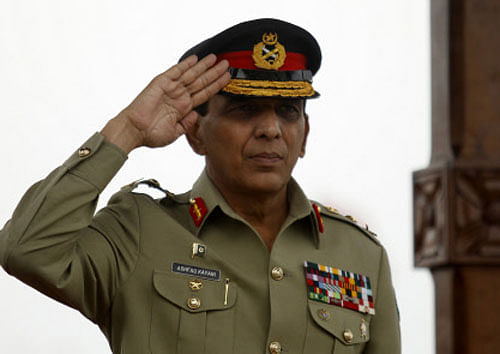 File picture shows Pakistan's Chief of Army Staff General Parvez Kayani saluting during a parade in Colombo. Reuters