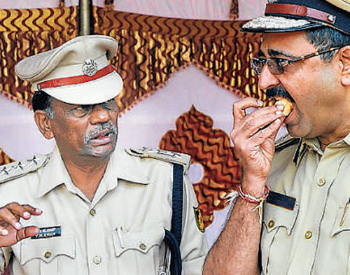 Buns to boost cops'  attendance for parade