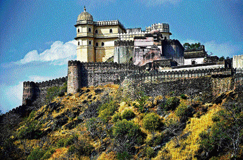 bathed in sunlight: The huge facade of the Kumbhalgarh Fort. Photo by author