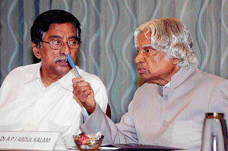 Former president A P J Abdul Kalam interacts with IISc Associate Director Prof N Balakrishnan at the 'Computational and intensive science' conference in Bangalore on Monday. dh photo