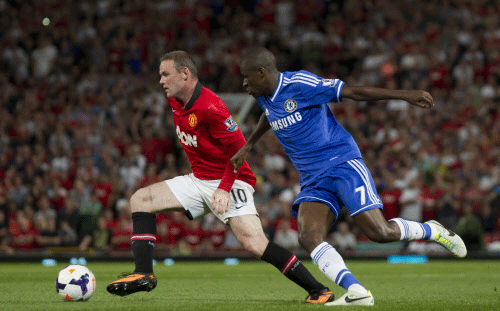 Manchester United's Wayne Rooney, left, keeps the ball from Chelsea's Ramires during their English Premier League soccer match at Old Trafford Stadium, Manchester, England, Monday Aug. 26, 2013. AP photo