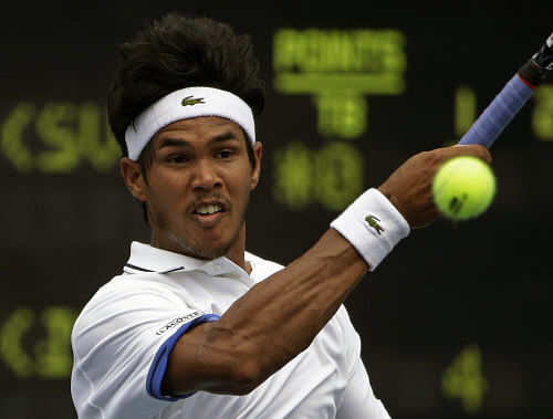Somdev Devvarman, of India, returns a shot to Lukas Lacko, of Slovakia, during the first round of the 2013 U.S. Open tennis tournament, Wednesday, Aug. 28, 2013, in New York. (AP Photo)