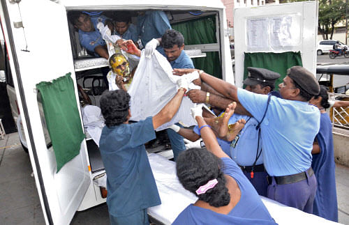Hospital staff move a man to a hospital for treatment after he was injured in a fire at a Hindustan Petroleum Corp Ltd (HPCL) refinery at Vizag in the southern Indian state of Andhra Pradesh August 23, 2013. HPCL has shut part of its 166,000 barrel per day (bpd) Vizag refinery after a fire in the cooling tower. Reuters