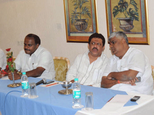 JD (S) State president H D Kumara swamy, Madhu Bangarappa, Chaluvaraya Swamy, Zemmir Ahmed Khan and H D Revanna are participate in JD (S) legislative party meeting at Golden Pham resort in Bangalore on Thursday. DH Photo