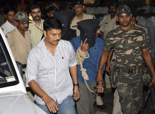 Yasin Bhatkal (C, in blue), the key operative of the Indian Mujahideen militant group, is taken to a court in the eastern Indian state of Bihar August 29, 2013. Bhatkal, the key accused in many bomb attacks in India, was arrested from the India-Nepal border in Bihar on Wednesday night by intelligence agencies, local media reported. REUTERS