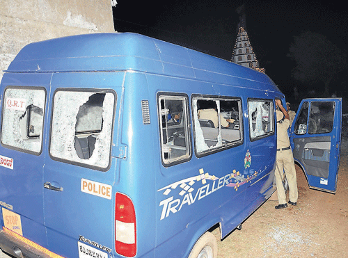 vandalism: A police van which was pelted with stones during the violence that erupted at Bhoodangudda near Hubli on Monday evening. DH Photo