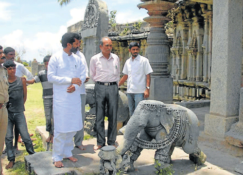 MLA C T Ravi visits the place from where the idols installed in the pillars have gone missing in Marle Chennakeshava Temple. dh photo