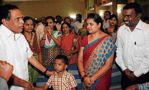 Reassuring presence: Primary and Secondary Education Minister Kimmane Ratnakar  interacts with parents during the public hearing on the RTE Act in Bangalore on Friday. dh photo